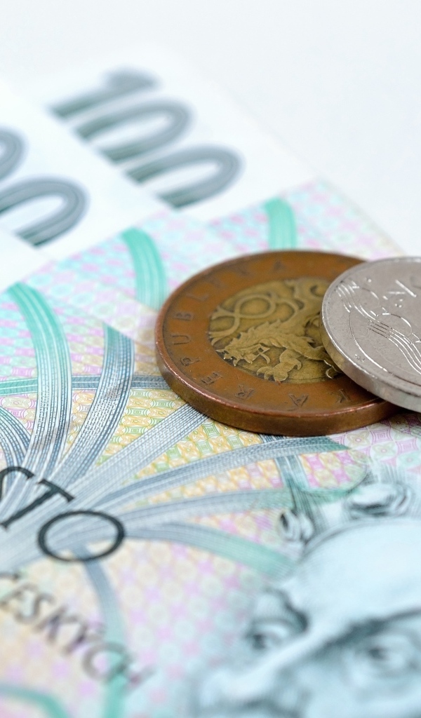 Купюры с монетами крупным планом