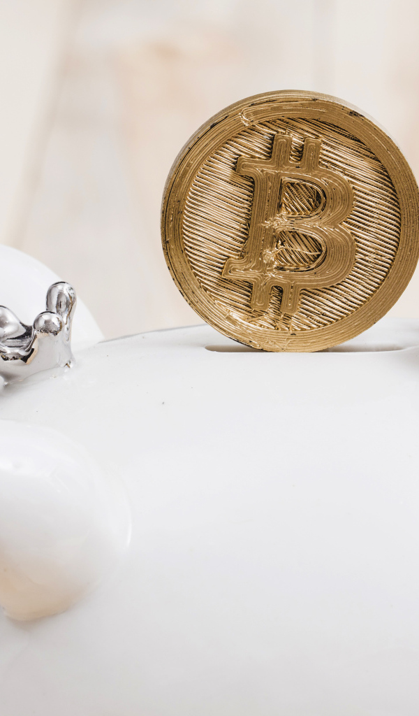 Золотая монета биткоин с копилкой