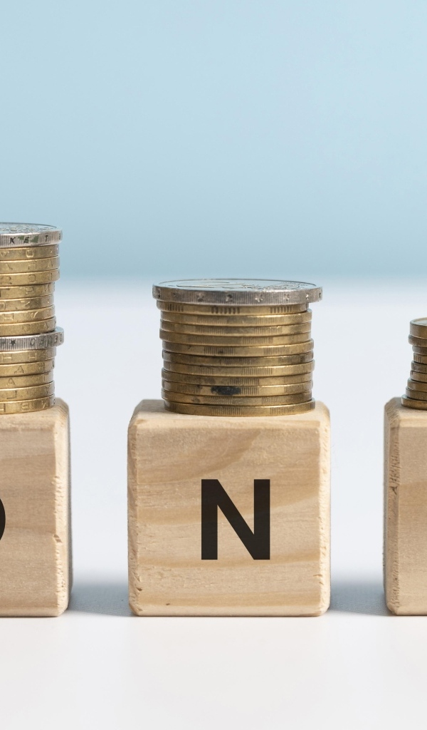 Кубики с золотыми монетами на голубом фоне