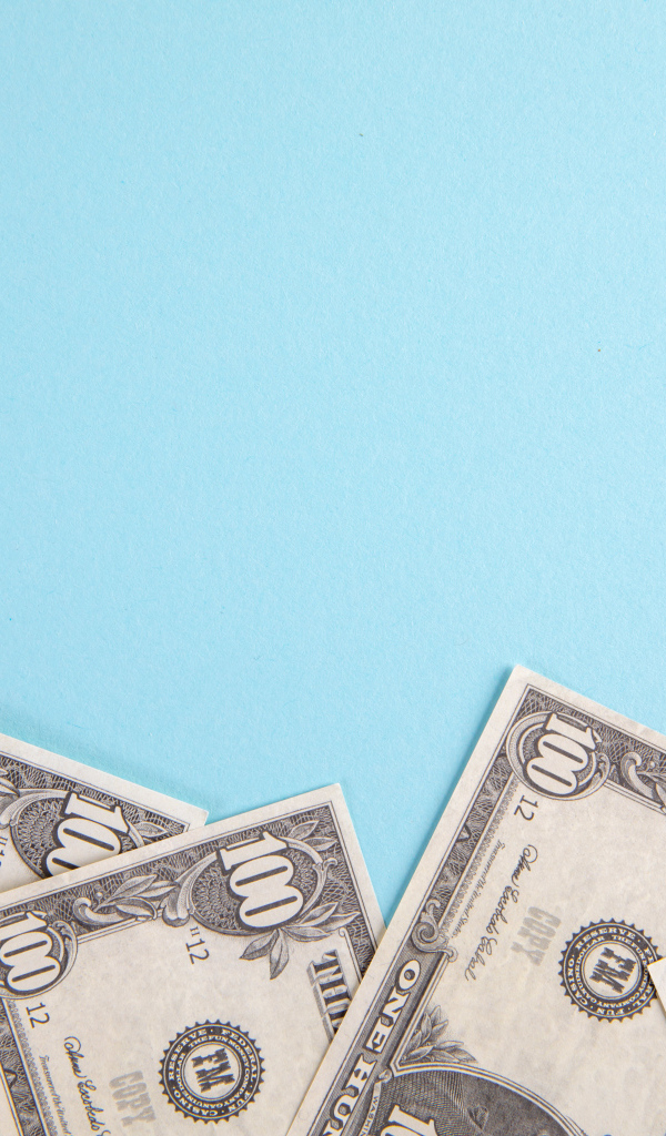 Банкноты доллары на голубом фоне