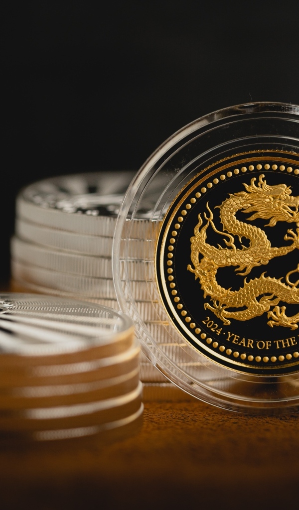 Монета с драконом на столе 