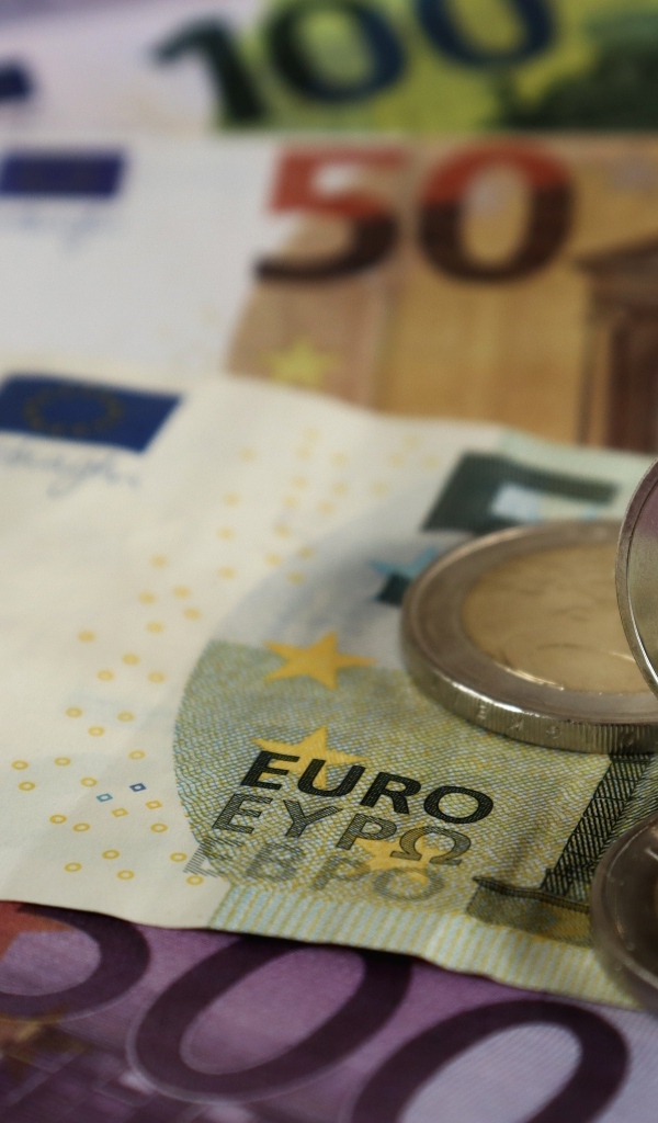 Монеты и купюры евро крупным планом