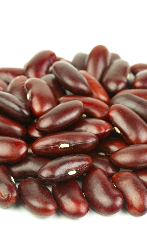 Горка красной фасоли на белом фоне