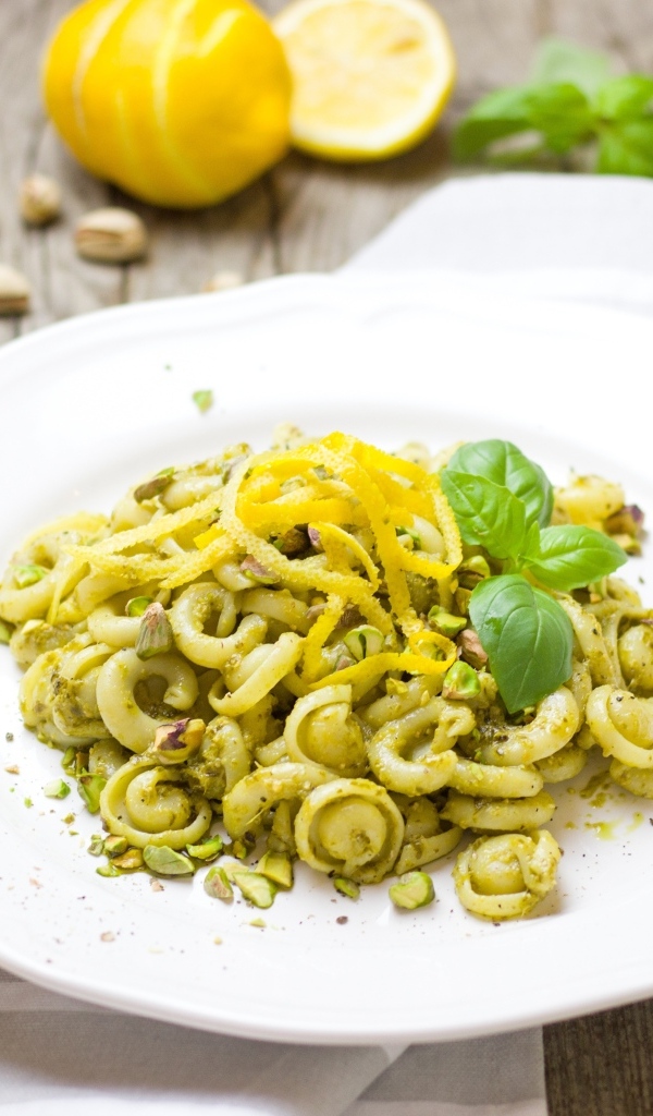 Тарелка макарон с фисташками и цедрой лимона