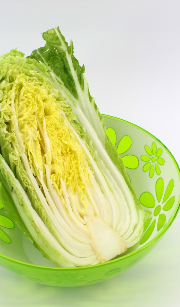 Пекинская капуста в миске на сером фоне