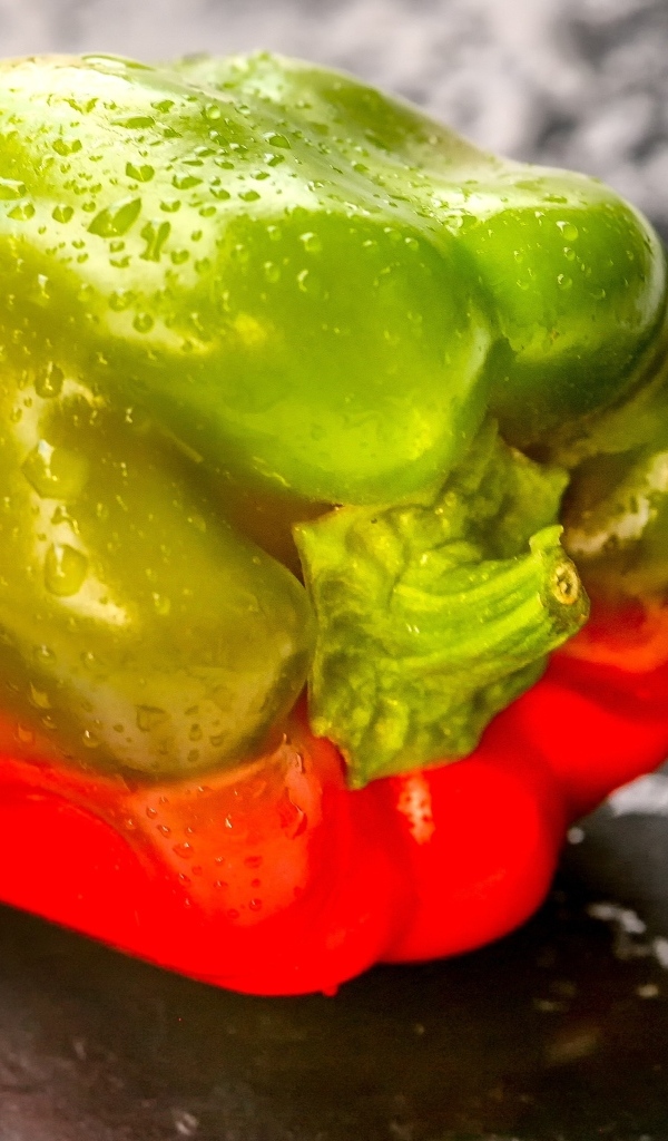 Болгарский перец в каплях воды