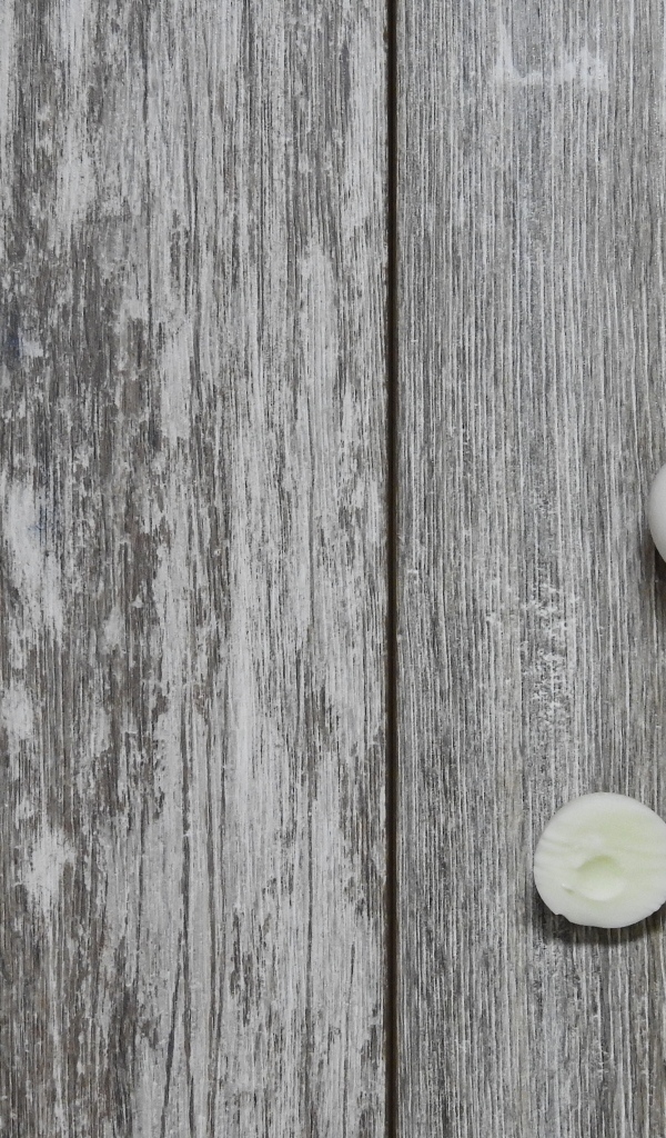 Вареные яйца на деревянном фоне