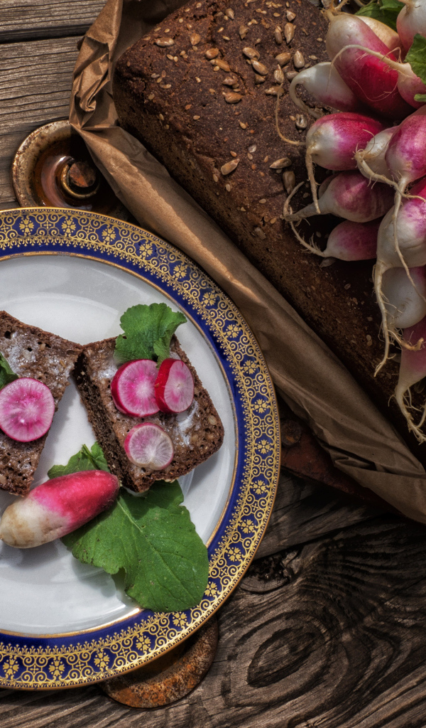 Хлеб с редисом на тарелке