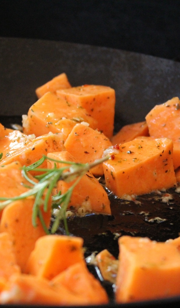 Морковь на сковороде с розмарином