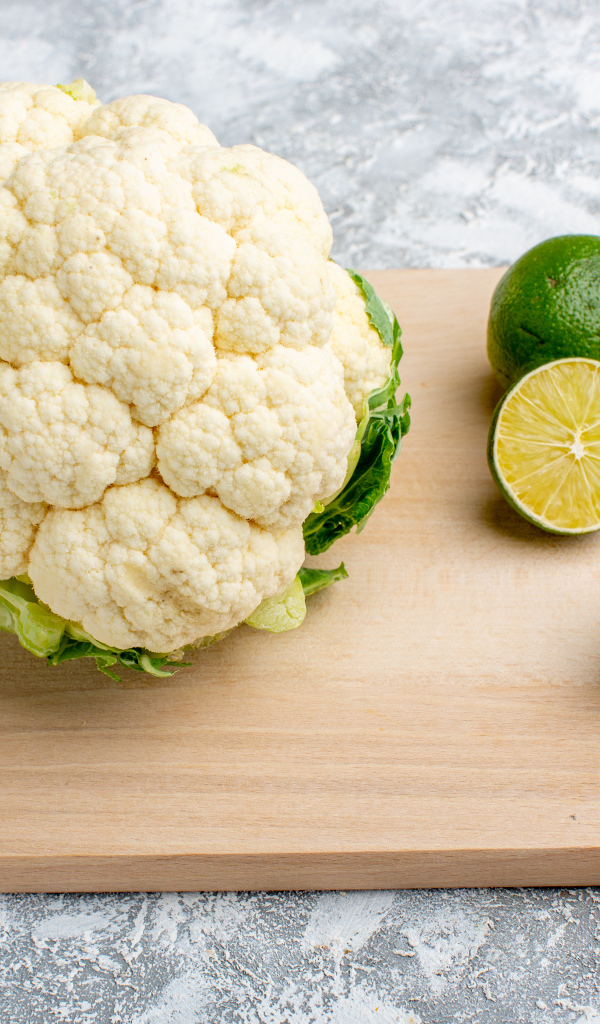 Цветная капуста с кусочками лайма на доске
