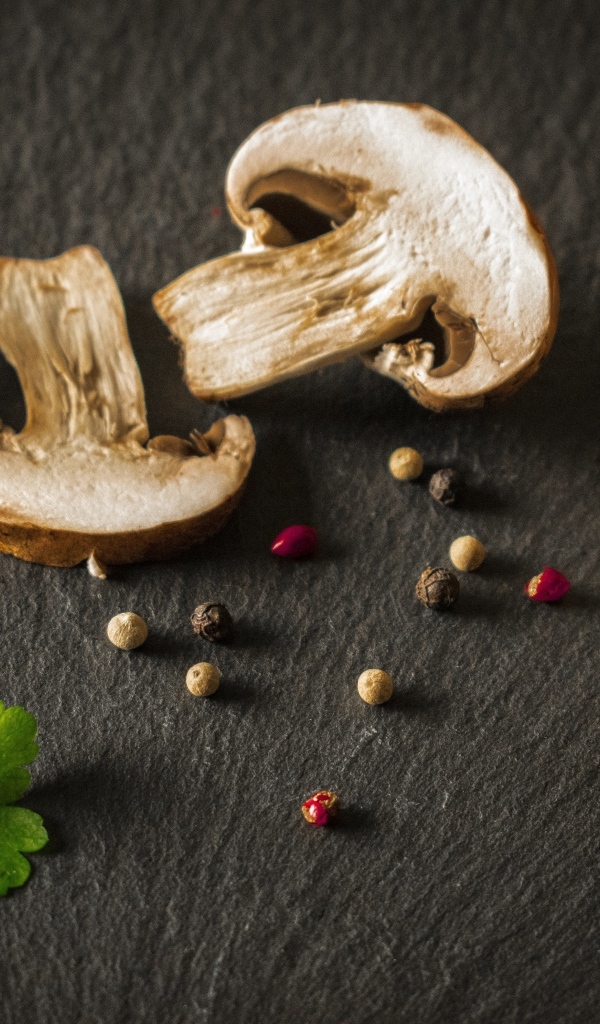 Шампиньоны со специями на столе