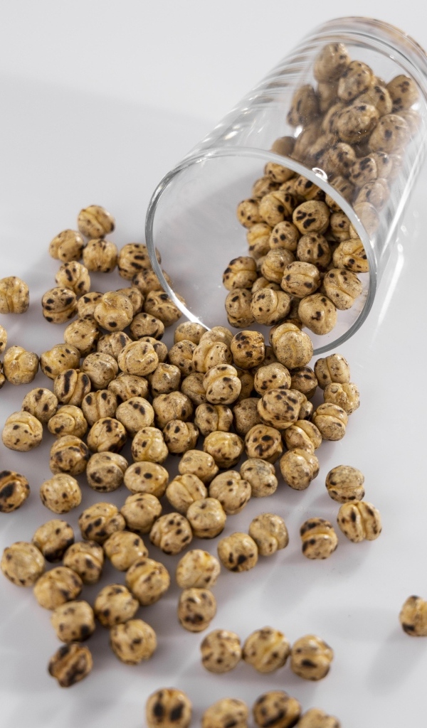 Нут со стаканом на сером столе