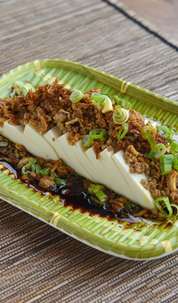 Китайское блюдо в тарелке на столе