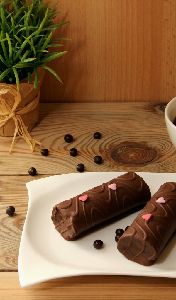 Шоколадные батончики на столе с кофе