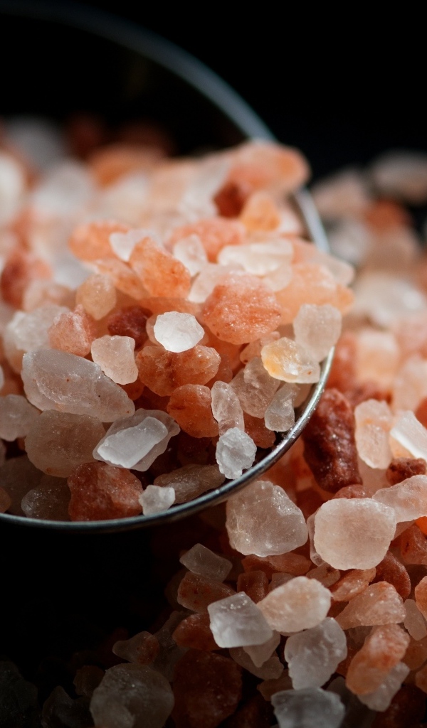 Крупная ароматная соль на ложке