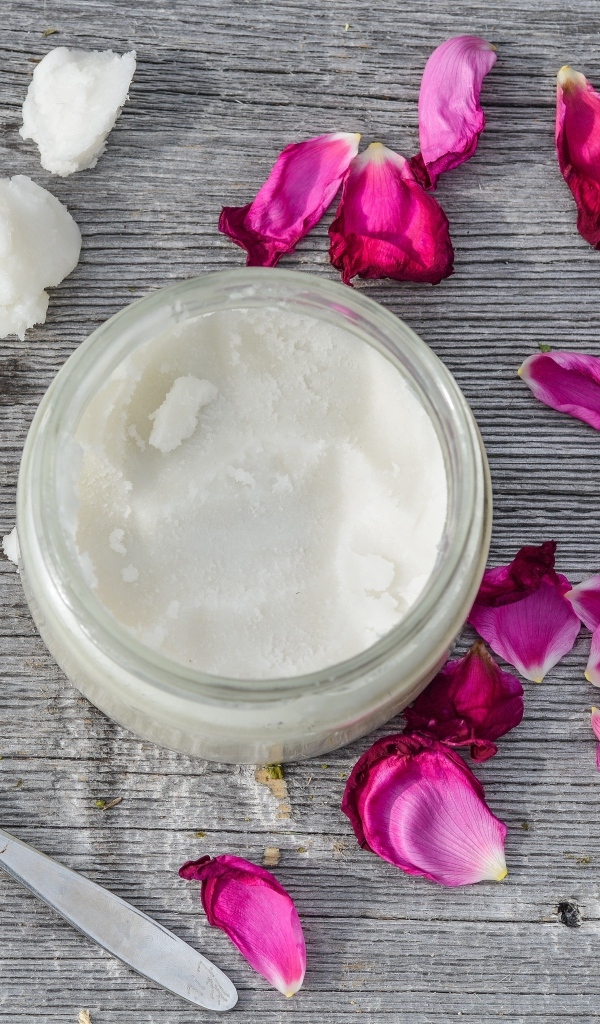 Кокосовое масло с лепестками роз