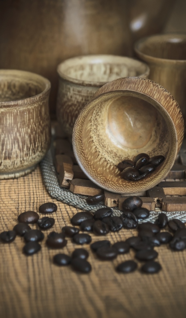 Кофейные зерна с посудой на столе