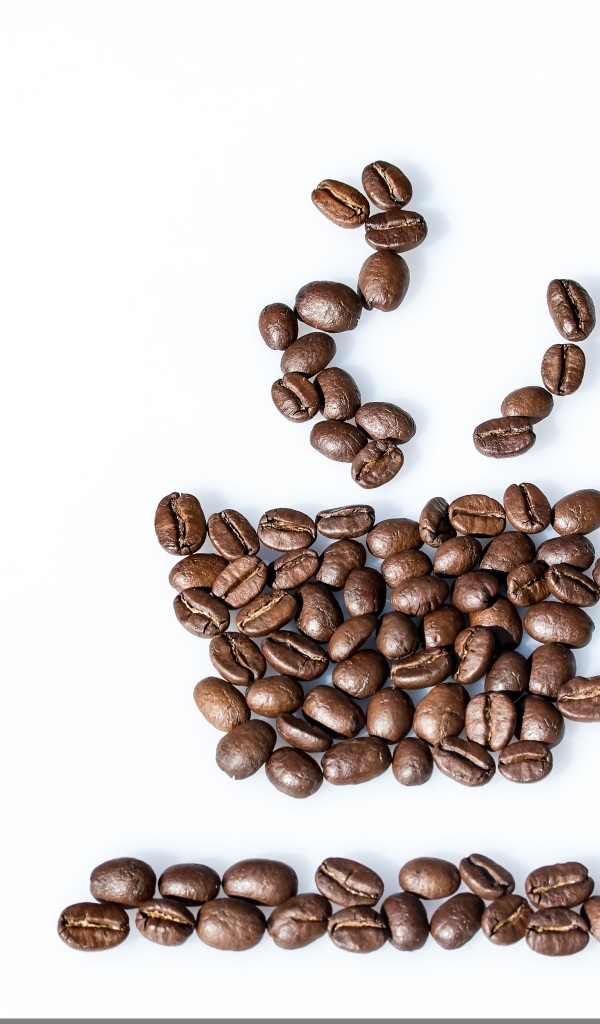 Чашка из кофейных зерен на белом столе