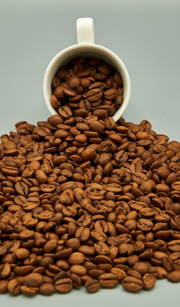 Чашка с горкой кофейных зерен