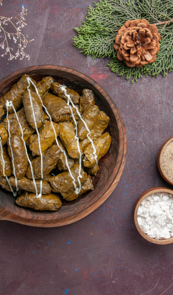 Долма на столе со специями