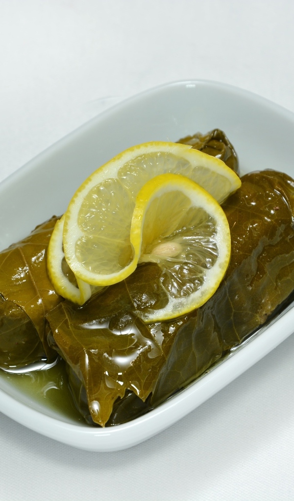 Долма с лимоном в тарелке