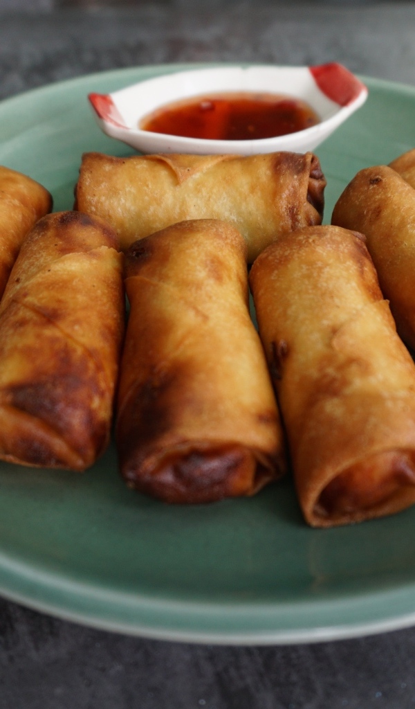 Яичные рулетики на большой тарелке с соусом