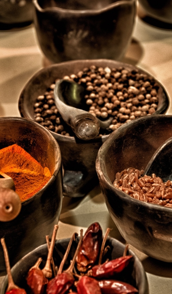 Ароматные острые специи на столе