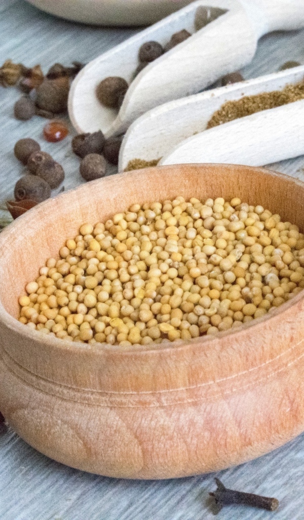 Ароматные специи на сером столе