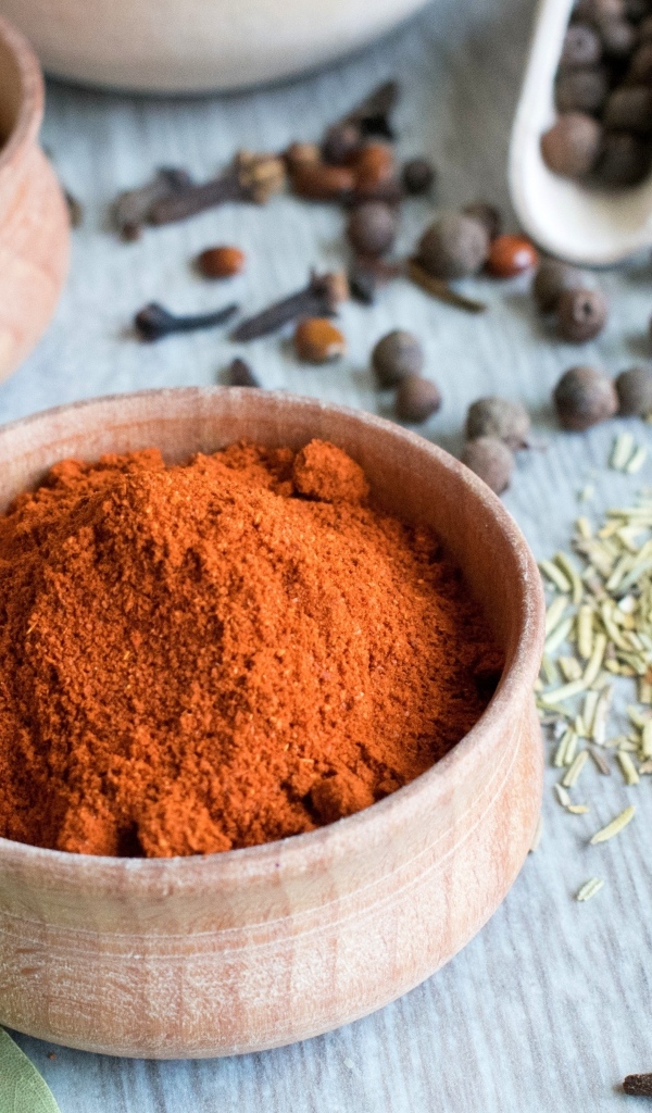 Ароматная куркума на столе со специями