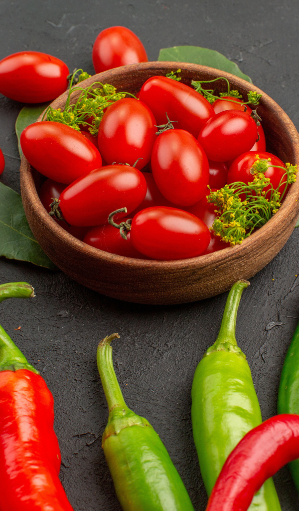 Свежие помидоры на столе с острым перцем