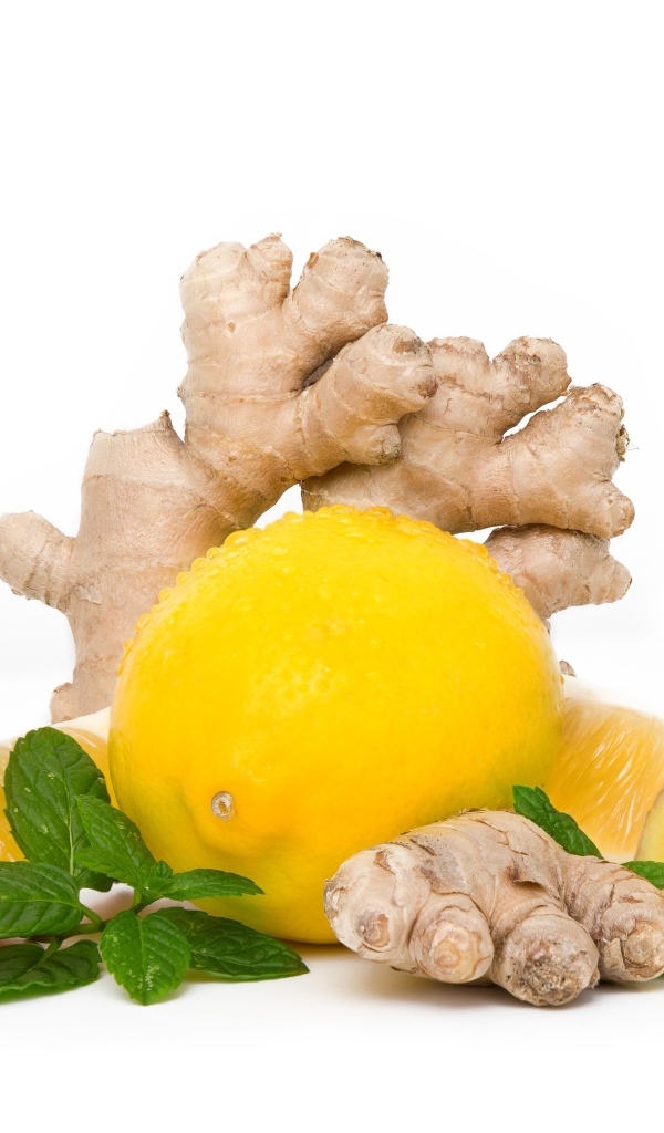 Корень имбиря с лимоном на белом фоне