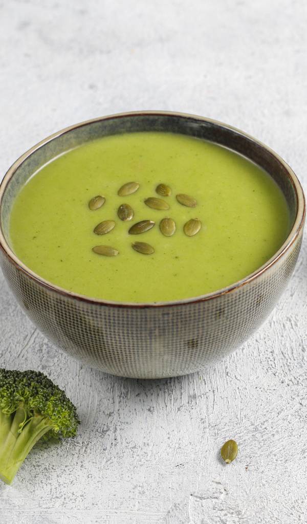 Зеленый суп с семечками и брокколи