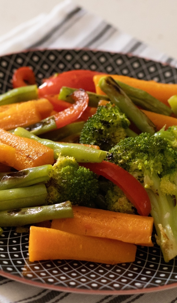 Овощи приготовленные на гриле на тарелке