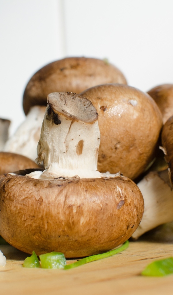 Большие свежие шампиньоны на столе