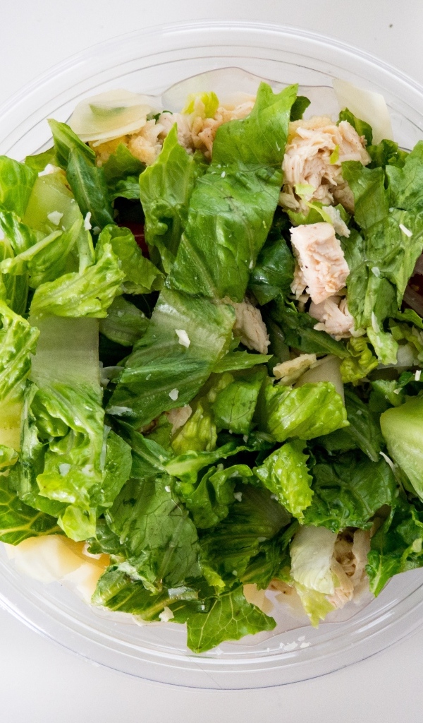 Лиственный салат с курицей в тарелке