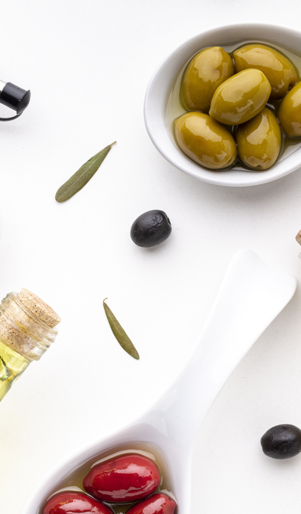 Масло с оливками на столе