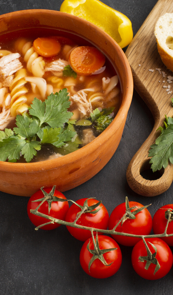 Макароны в тарелке на столе с овощами и специями