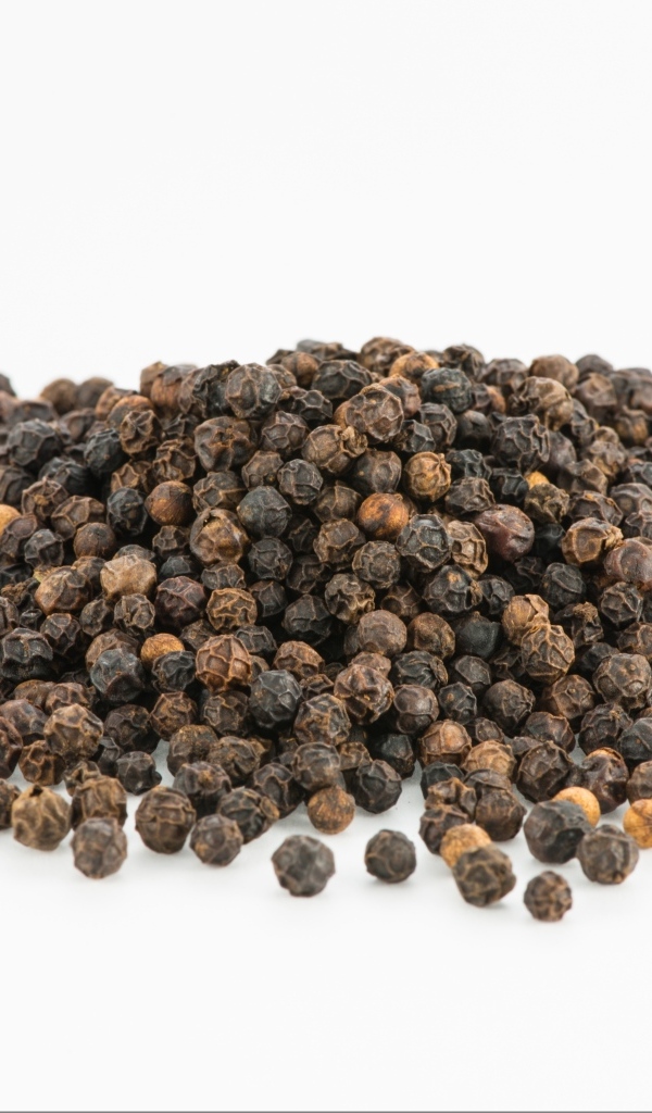 Перец горошком на столе крупным планом