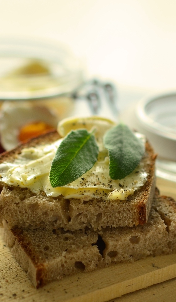 Кусочки хлеба с маслом на столе