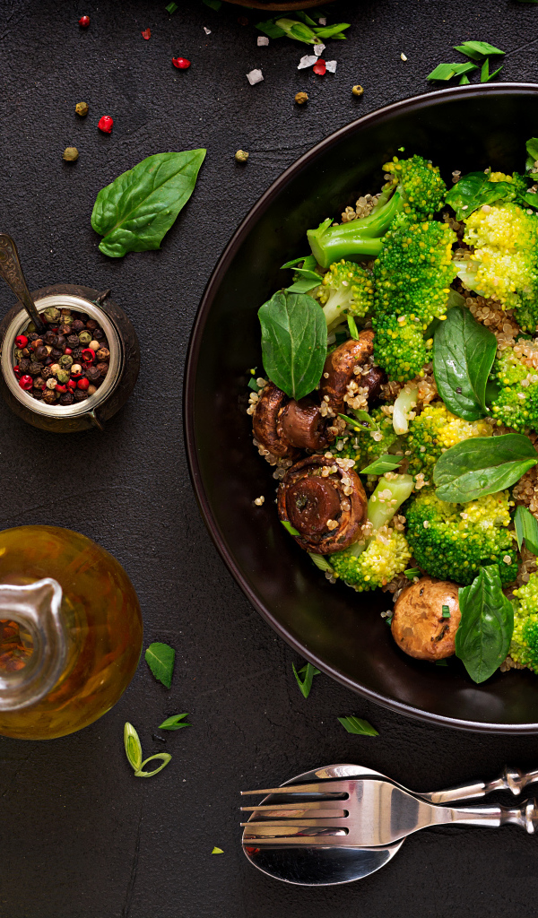 Каша с овощами и грибами в сковороде на столе