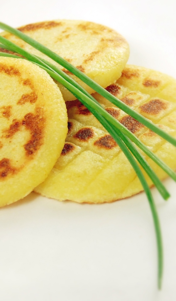 Картофельные оладьи с зеленом луком на столе