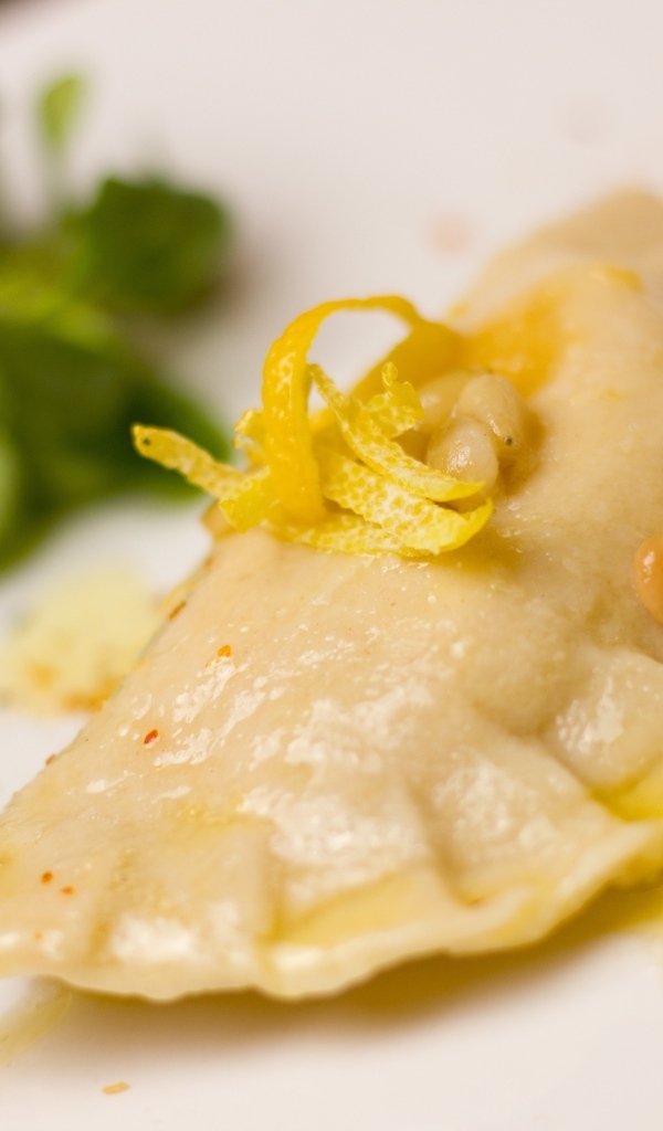 Равиоли на тарелке с зеленью