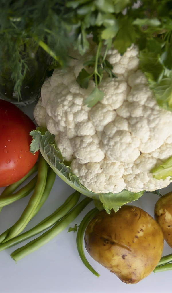 Сырые полезные овощи на сером столе