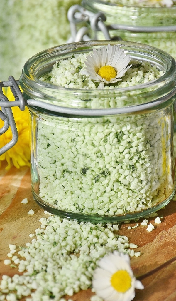 Соль в банке с цветами ромашки