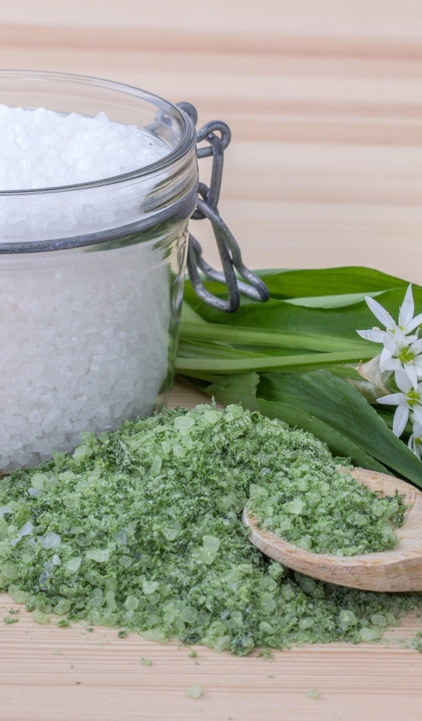 Соль с черемшой на деревянном столе