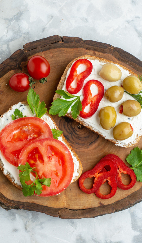 Бутерброды с сыром, оливками и кусочками помидора