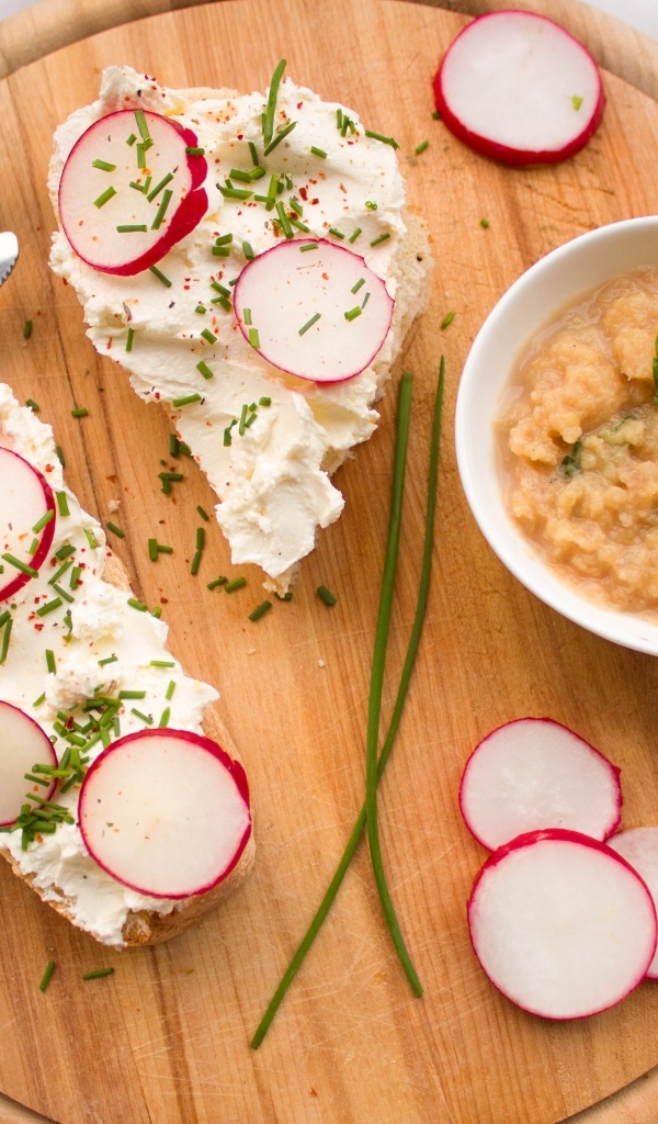 Бутерброды с сыром и редисом