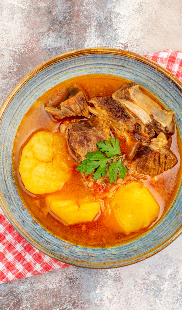 Блюдо шурпа с мясом и картофелем