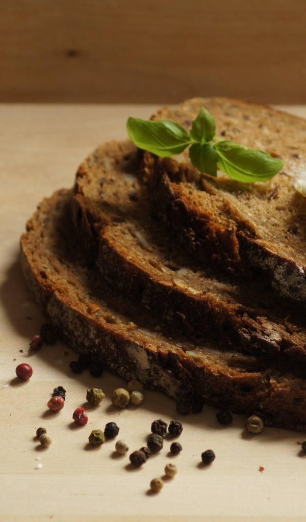 Нарезанный хлеб с маслом и перцем на столе