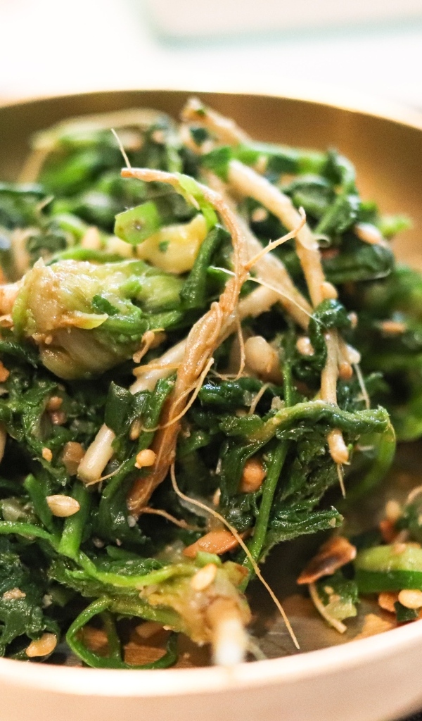 Острый корейский салат в тарелке